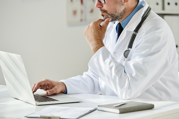 Un vero medico esamina il tuo caso
